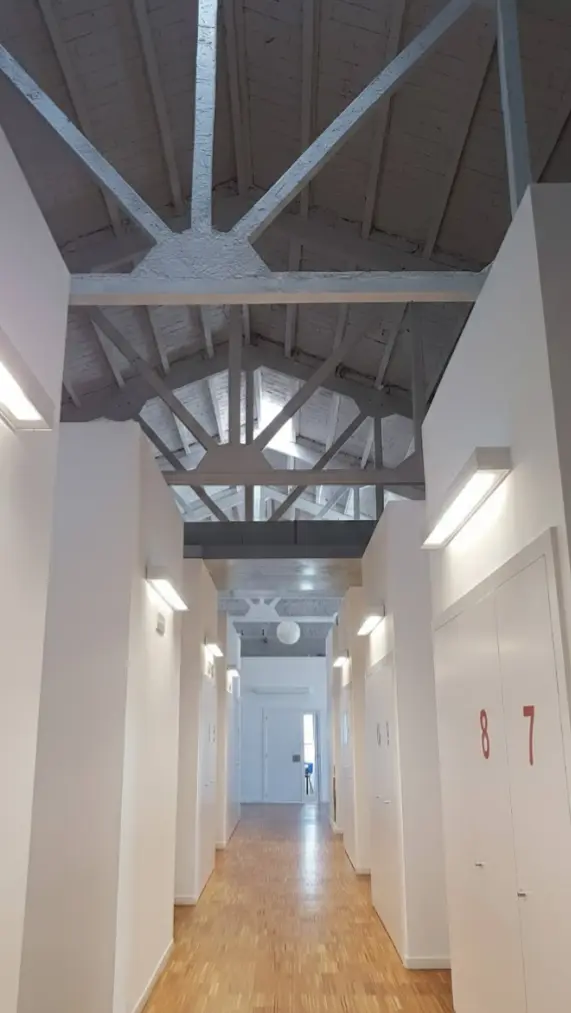 Interior del Casal Cívic Ca N'Aurell — nau industrial rehabilitada